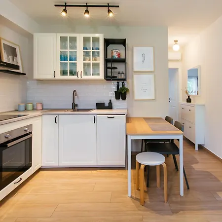 Stay,family Garden ,kids Friendly, Parking In Private Garage Appartamento