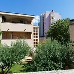 Daire Peaceful Family With Private Garage Free Parking, Split
