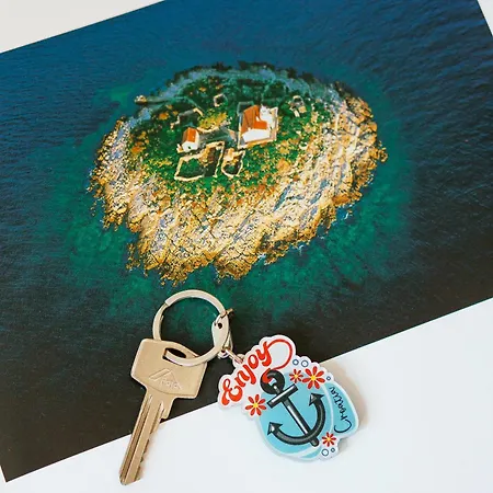 Stay,family Garden ,kids Friendly, Parking In Private Garage * Split