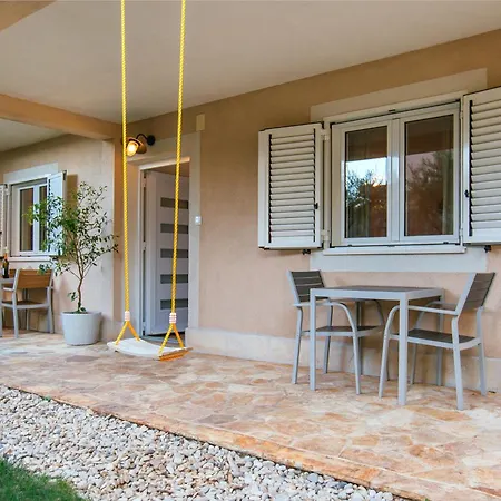 Stay,family Garden ,kids Friendly, Parking In Private Garage * Split