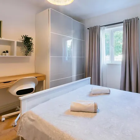 Stay,family Garden ,kids Friendly, Parking In Private Garage Apartment Split