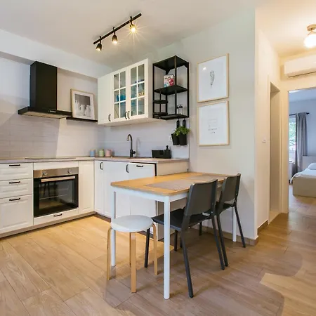 Stay,family Garden ,kids Friendly, Parking In Private Garage Split