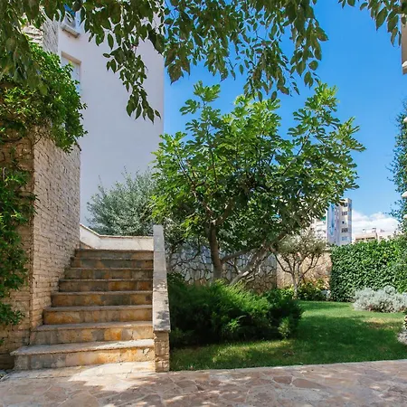 Stay,family Garden ,kids Friendly, Parking In Private Garage Apartment *