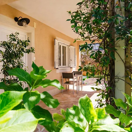 Apartment Stay,family Garden ,kids Friendly, Parking In Private Garage *