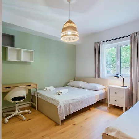 Stay,family Garden ,kids Friendly, Parking In Private Garage