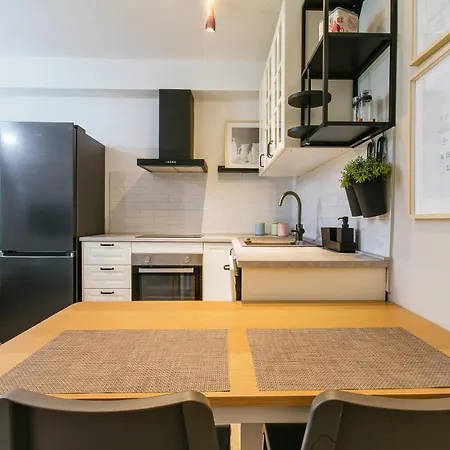 Stay,family Garden ,kids Friendly, Parking In Private Garage Apartment Split