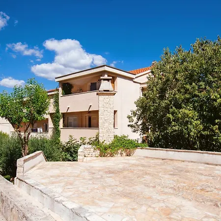 Apartment Stay,family Garden ,kids Friendly, Parking In Private Garage Split