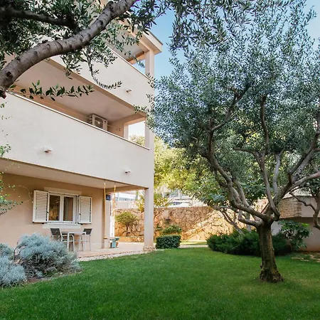 Appartement Stay,family Garden ,kids Friendly, Parking In Private Garage