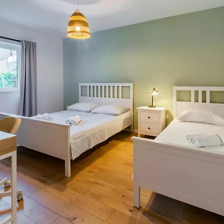 Stay,family Garden ,kids Friendly, Parking In Private Garage Apartment Split