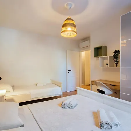 Perfect For Families With Kids,free Garage Parking & Child-friendly Amenities,split *