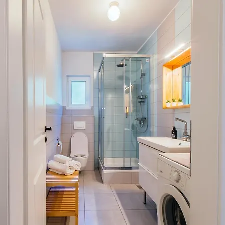 Stay,family Garden ,kids Friendly, Parking In Private Garage Split