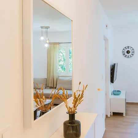 Stay,family Garden ,kids Friendly, Parking In Private Garage Appartement