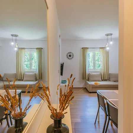 Apartment Stay,family Garden ,kids Friendly, Parking In Private Garage