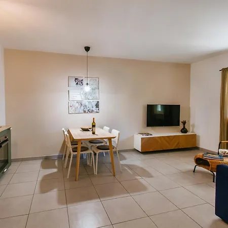 Apartment Stay,family Garden ,kids Friendly, Parking In Private Garage *
