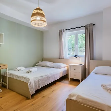 Apartment Stay,family Garden ,kids Friendly, Parking In Private Garage Split