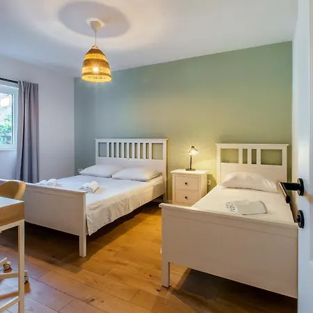 Stay,family Garden ,kids Friendly, Parking In Private Garage * Split