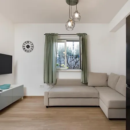 Apartment Stay,family Garden ,kids Friendly, Parking In Private Garage