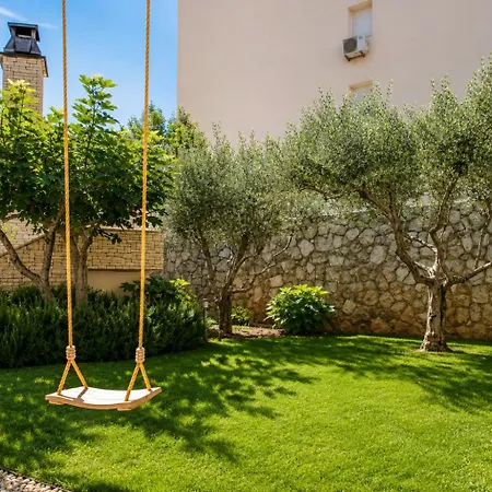 Perfect For Families With Kids,free Garage Parking & Child-friendly Amenities,split