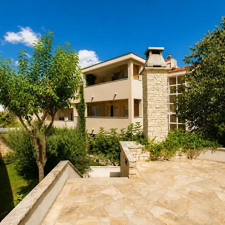 Perfect For Families With Kids,free Garage Parking & Child-friendly Amenities,split *