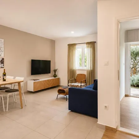 Perfect For Families With Kids,free Garage Parking & Child-friendly Amenities,split