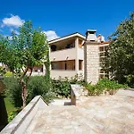 Peaceful Family With Private Garage Free Parking, Apartment *