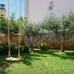 Peaceful Family With Private Garage Free Parking, Apartment