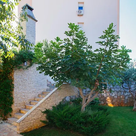 Stay,family Garden ,kids Friendly, Parking In Private Garage *