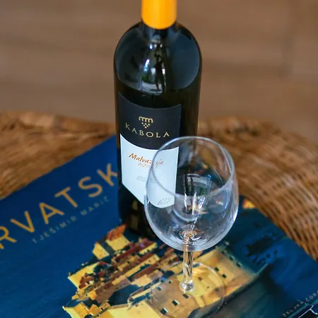 Stay,family Garden ,kids Friendly, Parking In Private Garage *