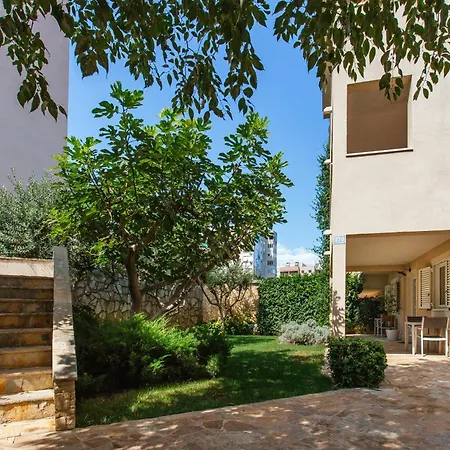 Modern Family Split, Free Garage Parking,split * Split