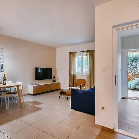 Stay,family Garden ,kids Friendly, Parking In Private Garage