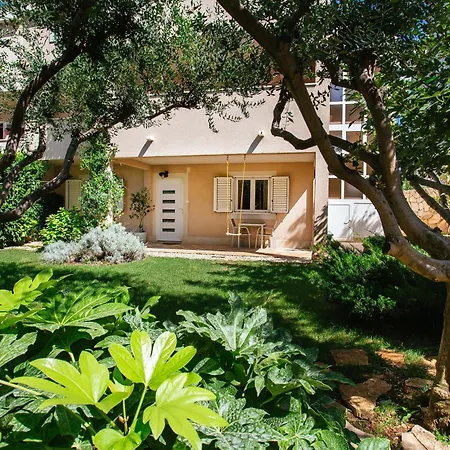 Stay,family Garden ,kids Friendly, Parking In Private Garage *